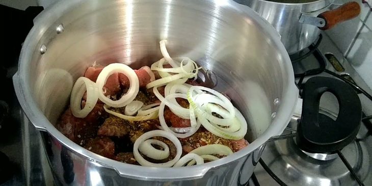 Bife de boi na panela de pressão que tem um caldinho de receita de Vó