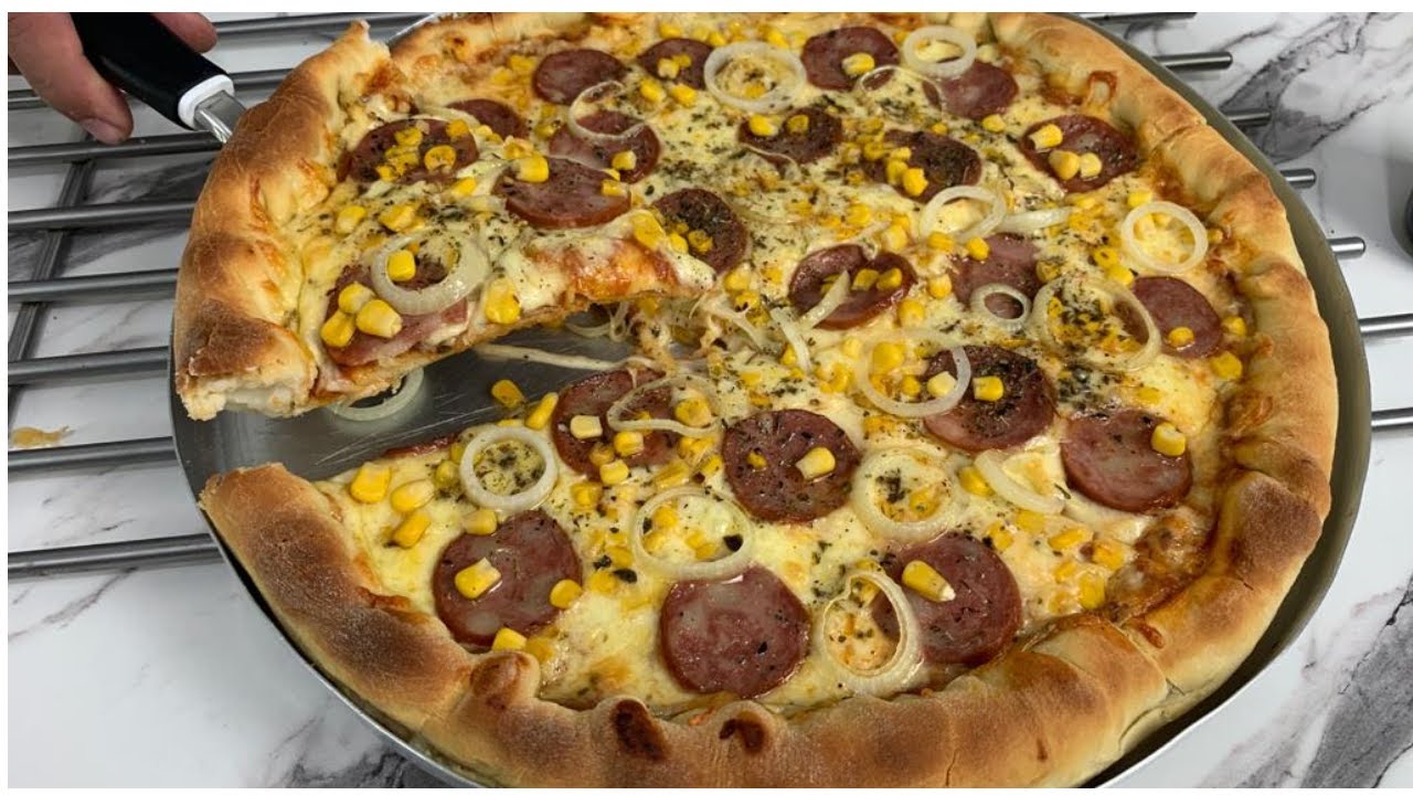 Como fazer pizza de calabresa com requeijão?