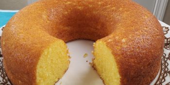Bolo de fubá com queijo ralado e requeijão