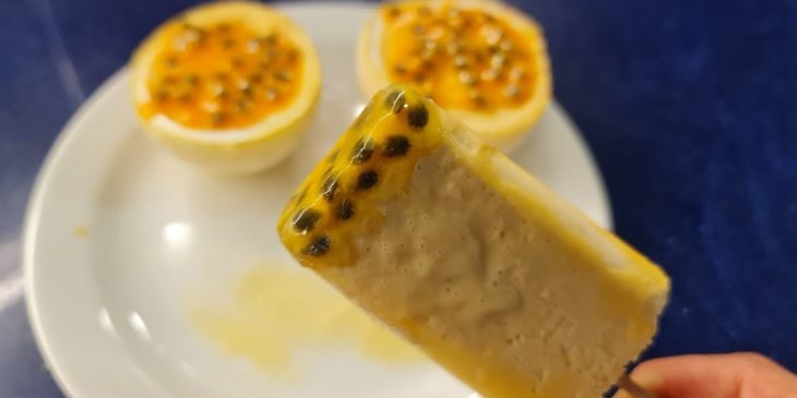 O melhor e mais refrescante é o picolé de mousse de maracujá e laranja