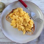 Receita de ovos mexidos com requeijão que fica cremosinho no ponto certo
