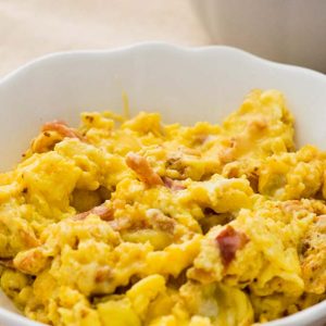 Ovos mexidos com queijo para qualquer café da manhã ficar mais especial