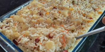 Arroz com presunto e queijo no forno