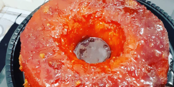 Bolo de macaxeira com calda de caramelo