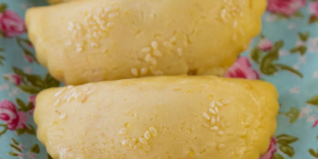 Pastel assado com maionese