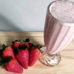 Pré-treino de morango que consegue te dar mais disposição @queroareceita