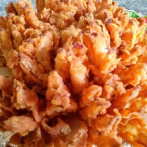 Essa cebola inteira frita é melhor do que as caríssimas de boteco @cozinhandocomaly