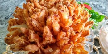 Cebola inteira frita