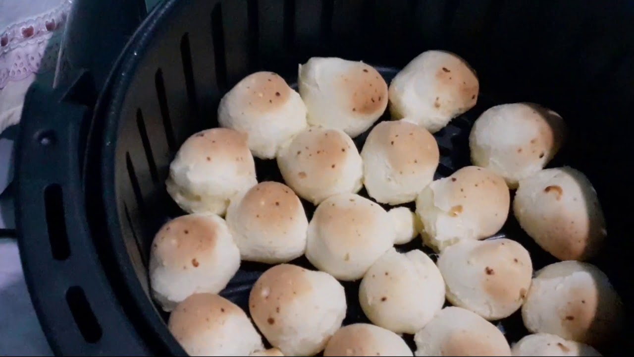 pão de queijo congelado na airfryer da @sandrinharamos é uma das tentações até para quem está de dieta