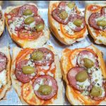Pizza de pão francês receita fácil demais pra fazer quando tem fome