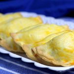 Pastel de forno de frango e catupiry bem recheado e mega cremoso @flaviamundel