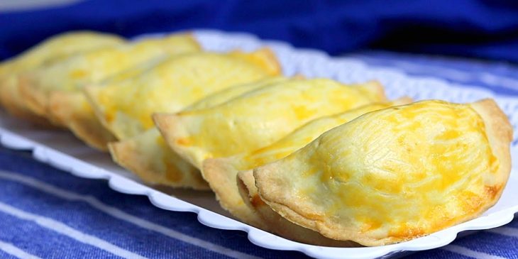 Pastel de forno de frango e catupiry bem recheado e mega cremoso @flaviamundel