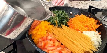 macarrão de frigideira