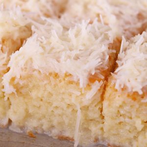 Sobremesa perfeita existe: bolo gelado de coco com receita facinha demais @leticiasweetcake