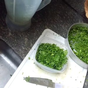 Receita tempero verde bem caseirinho e com ingredientes populares pra dar muito sabor @deliciasnacozinhadamara