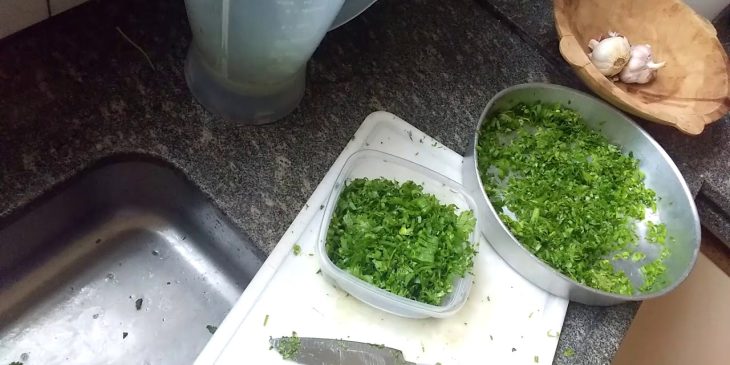 Receita tempero verde bem caseirinho e com ingredientes populares pra dar muito sabor @deliciasnacozinhadamara