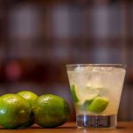 Caipirinha de limão com energético para tomar e se divertir no carnaval @otempo