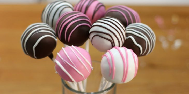 Receita de cake pop (bolo no palito) perfeita para festinhas infantis @inthekitchen