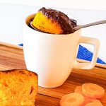 Faça um bolo de cenoura low carb de caneca e mate a fome sem demora @nutrindosabores