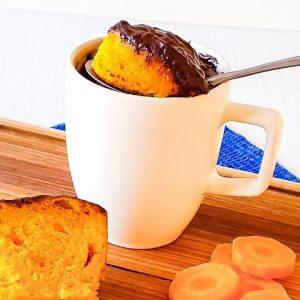 Faça um bolo de cenoura low carb de caneca e mate a fome sem demora @nutrindosabores
