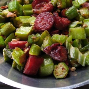 Pra comer no almoço: quiabo com calabresa bem temperadinho @irenydetudoumpouco