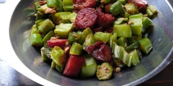 quiabo com calabresa