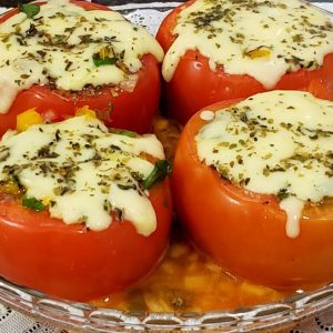 Tomate recheado com queijo para acompanhar seus almoços essa semana: vamos? @lardocesal