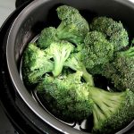 Brócolis no vapor para acompanhar o almoço e a janta dessa semana @jussaralunard