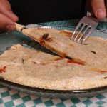 @marcelamaia preparou esta pizza de mandioca na frigideira