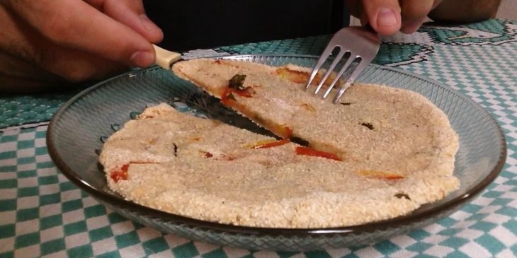 @marcelamaia preparou esta pizza de mandioca na frigideira