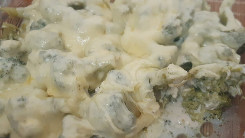 Brócolis com molho branco com um creme que parece vir do céu @marizhelena