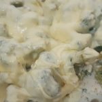 Brócolis com molho branco com um creme que parece vir do céu @marizhelena