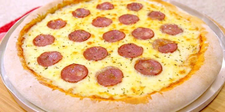 Massa de pizza de mandioca tão saborosa que essa semana vai ter noite da pizza na sua casa