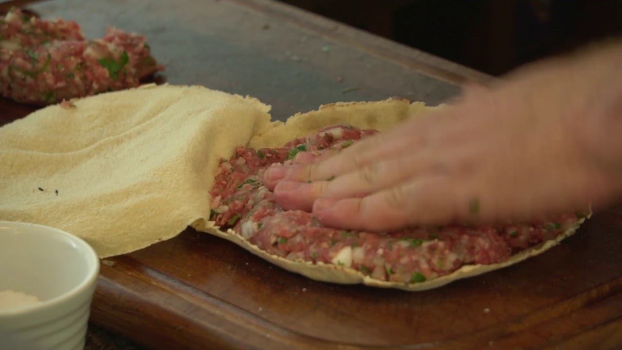 @clubedacarme preparou este suculento sanduíche de carne e pão árabe