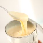 Quando você pensa o que fazer com leite condensado, o que vem a sua cabeça? Existem tantas receitas possíveis, que é comum perder até o foco e ficar só pensando em comer puro. No entanto, tem muitas receitas práticas e saborosas esperando por você! Por isso, fizemos uma seleção especial no Receitinhas! Descubra o que fazer com leite condensado Se você não sabe o que fazer com leite condensado, chegou ao lugar certo! Temos inúmeras receitas para você encontrar aquela sugestão perfeita para você preparar hoje na sua casa, para sua família. Por isso, escolhe dentre as opções que separamos para você, qual será a eleita de hoje. No entanto, reserve mais algumas receitas para você preparar em outros dias da semana! Um docinho pode salvar uma manhã cinzenta! Bolos Bolo de leite condensado Bolo de morango com leite ninho Bolo de caneca de leite ninho Pudim Pudim de leite condensado simples Pudim de leite condensado com maizena Pudim de leite condensado e chocolate sem forno Pudim de leite condensado com coco Pudim de leite condensado e chocolate sem forno Pudim de pão com leite condensado Pudim sem forno de leite condensado, cardamomo e morangos Pudim de leite condensado de soja Pudim de leite condensado com ameixa Pudim de leite ninho com chocolate Mousse/Flan/Gelatina Flan de gelatina com leite condensado e creme de leite Gelatina de leite condensado com geleia vermelha Gelatina de leite condensado com geleia de morango Doces Doce de amendoim com leite condensado Doce de coco com leite condensado Docinho de leite ninho com leite condensado Pé de moleque de nozes com leite condensado Cocada de leite condensado de cortar Pé de moleque com leite condensado Palha italiana com leite condensado Docinho de leite em pó Doce de leite ninho com 3 ingredientes Doce de leite com canela, cravo e queijo Biscoitos Sequilhos de leite condensado Biscoito amanteigado com leite condensado Biscoito de maizena com leite condensado Outras sugestões de receitas para saber o que fazer com leite condensado Docinho de leite ninho com leite condensado Pão com leite condensado na airfryer Doce de coco com leite condensado Rabanada com leite condensado Pipoca doce com leite condensado Salada de frutas com leite condensado Canjica com leite condensado Pamonha de milho verde com leite condensado Pastel de leite ninho