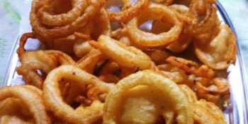 Anéis de cebola na cerveja
