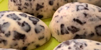 Ovo de chocolate branco com oreo