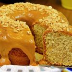 Bolo de doce de leite com amendoim bem equilibrado e que não enjoa nem um pouquinho