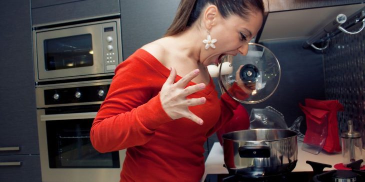 como tirar cheiro de queimado da cozinha