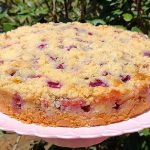 Receita de cuca de uva tradicional com massa macia e uma farofinha por cima @cozinhandocomaneia