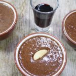Receita de mousse de chocolate com café bem simples e aerado