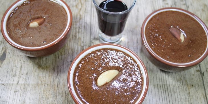 Receita de mousse de chocolate com café bem simples e aerado