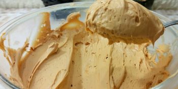 Mousse de doce de leite com nozes