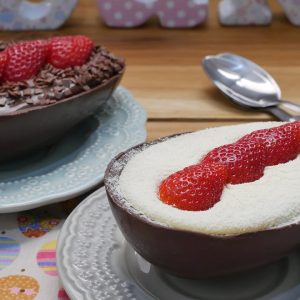 Ovo de colher de ninho com morango e nutella daquele jeitinho caseiro que você ama