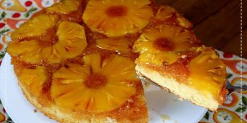 Torta de abacaxi com calda