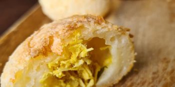 Pão de queijo recheado com frango