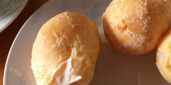 Pão de queijo recheado com requeijão