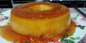 Pudim de coco com calda de caramelo