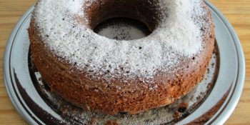 Bolo de banana com cobertura de açúcar e canela