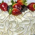 bolo de coco com cobertura de marshmallow